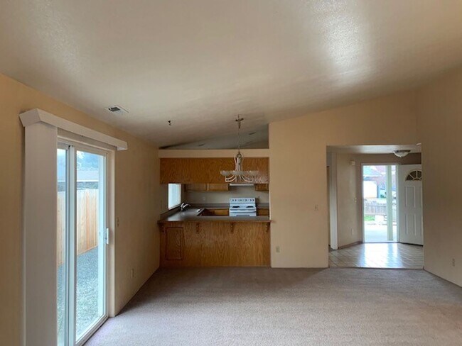 Building Photo - Three Bedroom, Two Bath Single Family Home