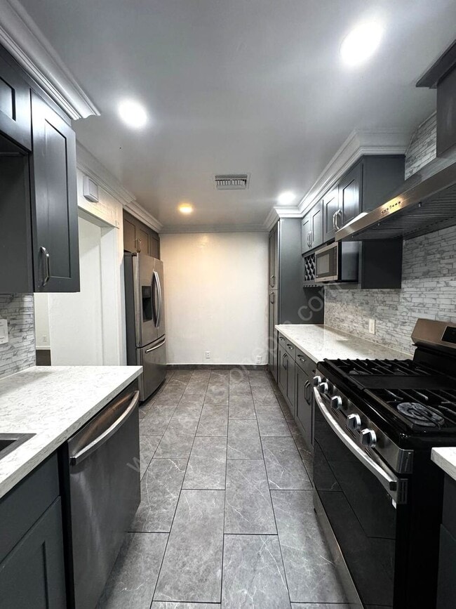 Building Photo - Newly Renovated 2 Bed, 1 Bath Home with Ap...