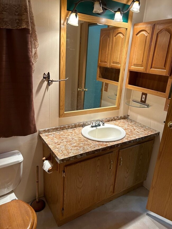 Building Photo - Cute Home Close to Everything