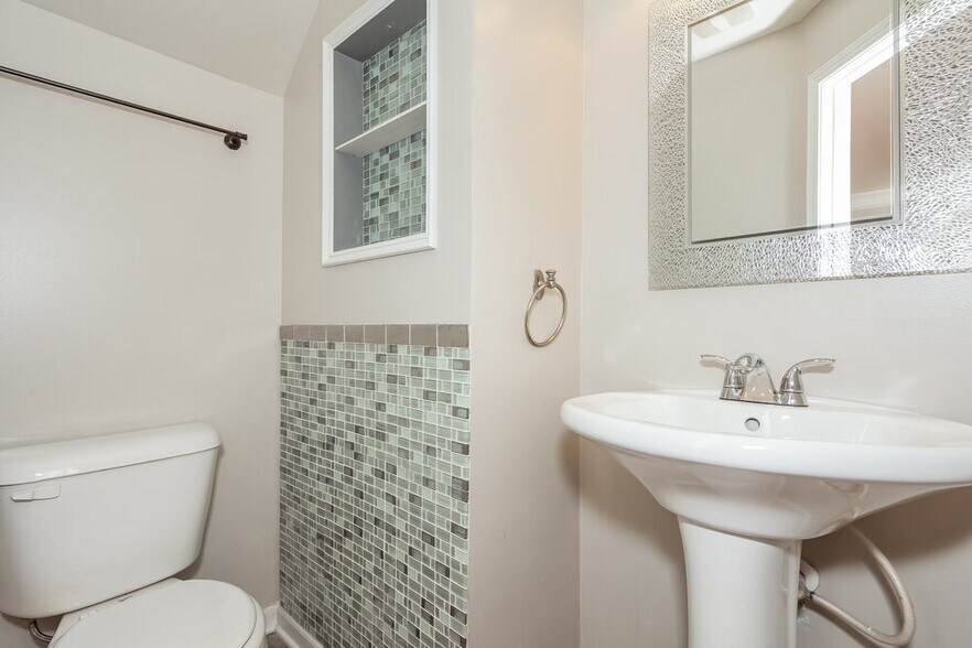 Building Photo - 7913 Bushy Creek Dr