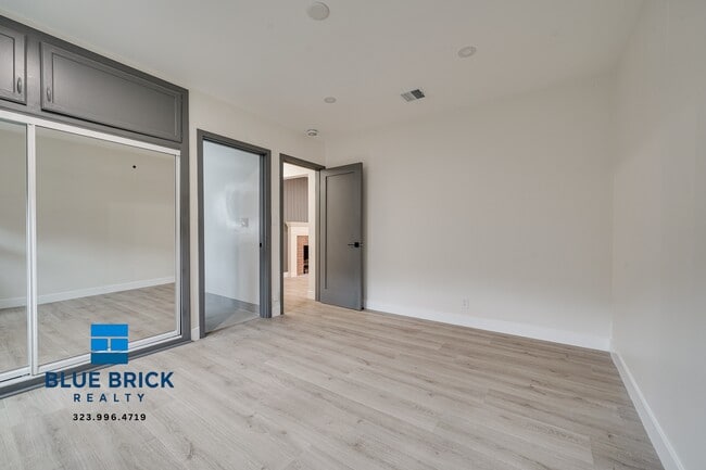Building Photo - 5620 1/2 Radford Ave -