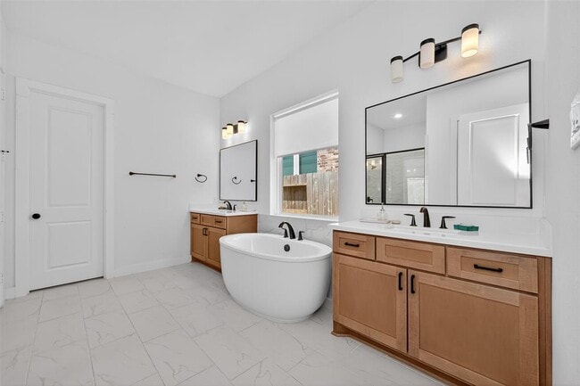 Building Photo - 9722 Dani Lake Dr