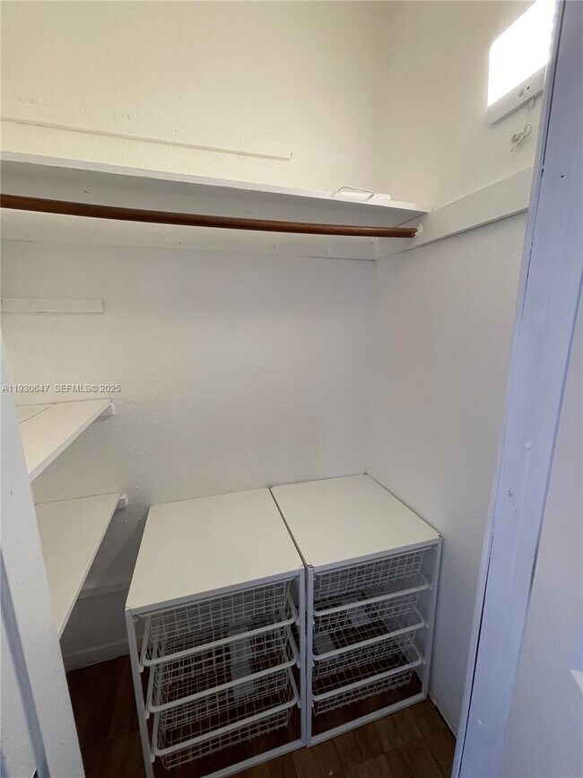 Building Photo - 1001 7th St