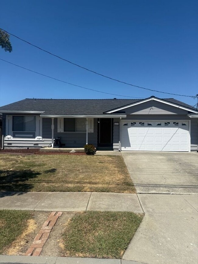 Building Photo - Beautiful 3 bedroom 1.5 House