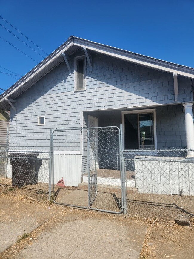 Primary Photo - E. Walnut 2br 1 ba w/d hookup