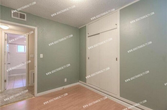 Building Photo - Adorable North Overland Park Home-Available in APRIL!!