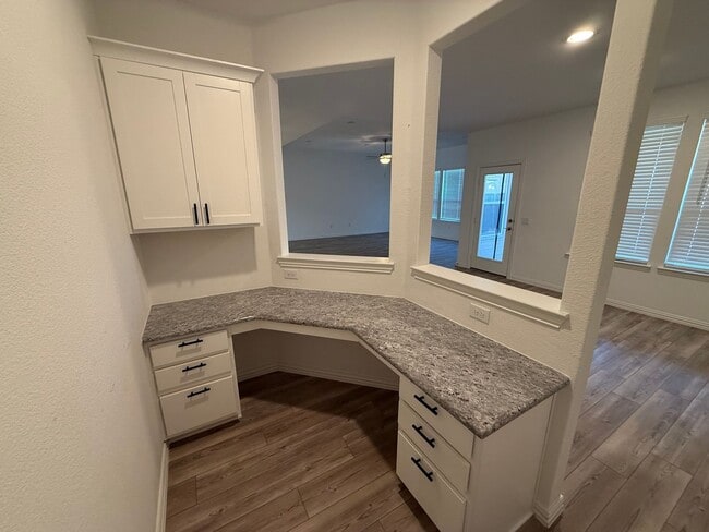 Building Photo - 5 Bedroom, Great Price!