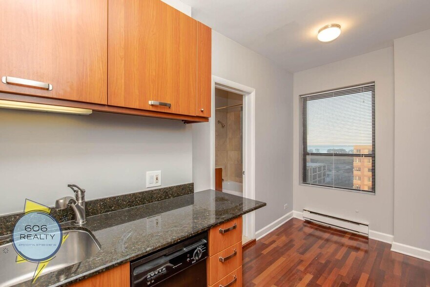 Building Photo - 734 W Bittersweet Pl