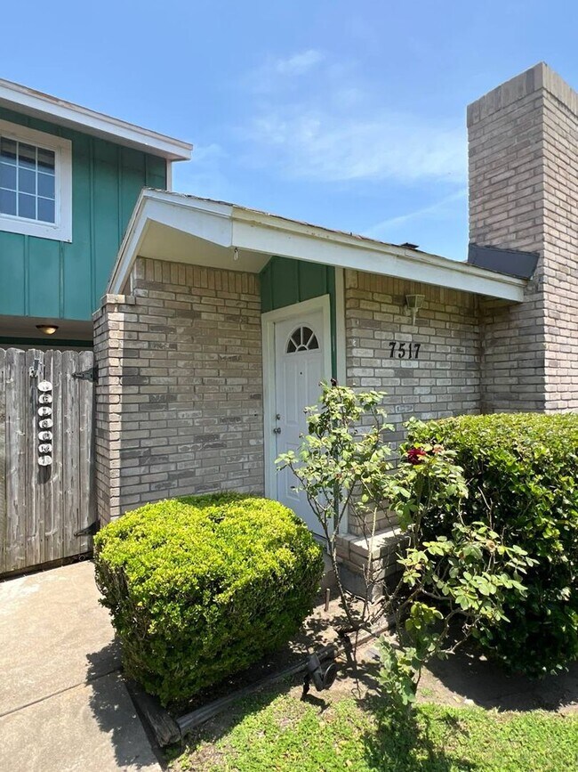 Building Photo - Nice 2 story townhome for rent in quiet ne...