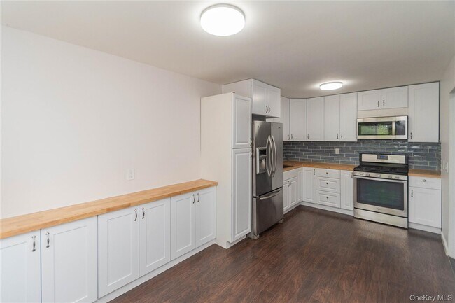 Building Photo - 11 Fishkill Glen Dr