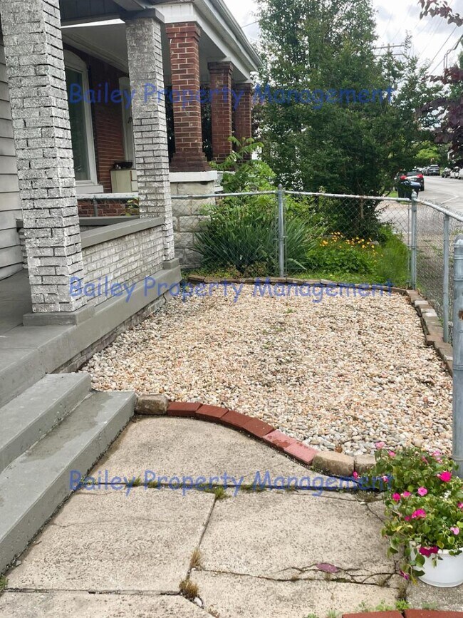 Building Photo - 537 E Oak St