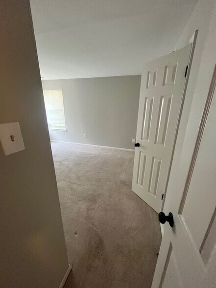 main bedroom - 207 Cross Pointe Ct