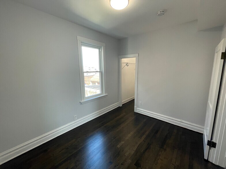 Bedroom - 4737 N Maplewood Ave