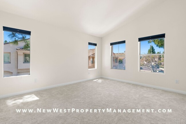 Building Photo - Newly renovated 2-bedroom UTC townhome in the coveted Andria of Renaissance at La Jolla community...