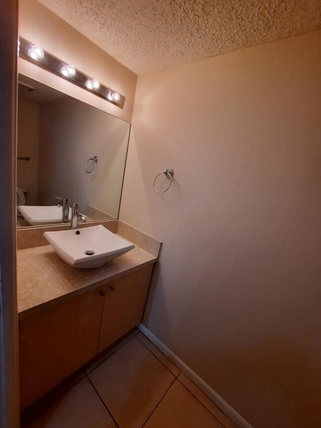 Building Photo - 1440 N Lawnwood Cir