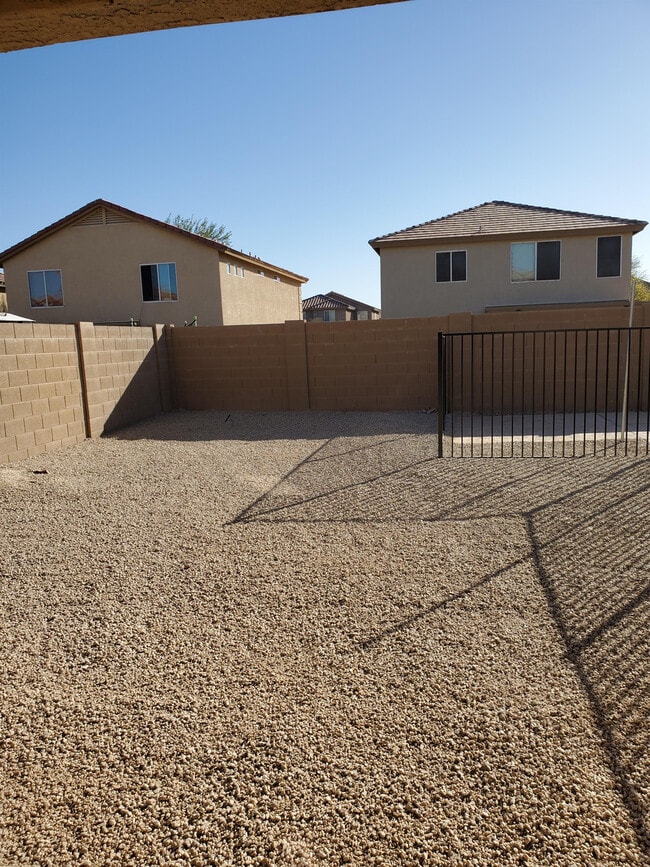 Building Photo - 1711 W Wilson Ave