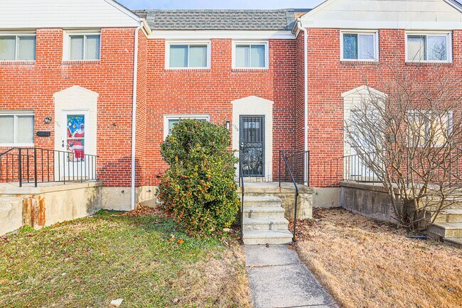 Building Photo - RENOVATED PARKVILLE TOWNHOME 3BR 1.5BA