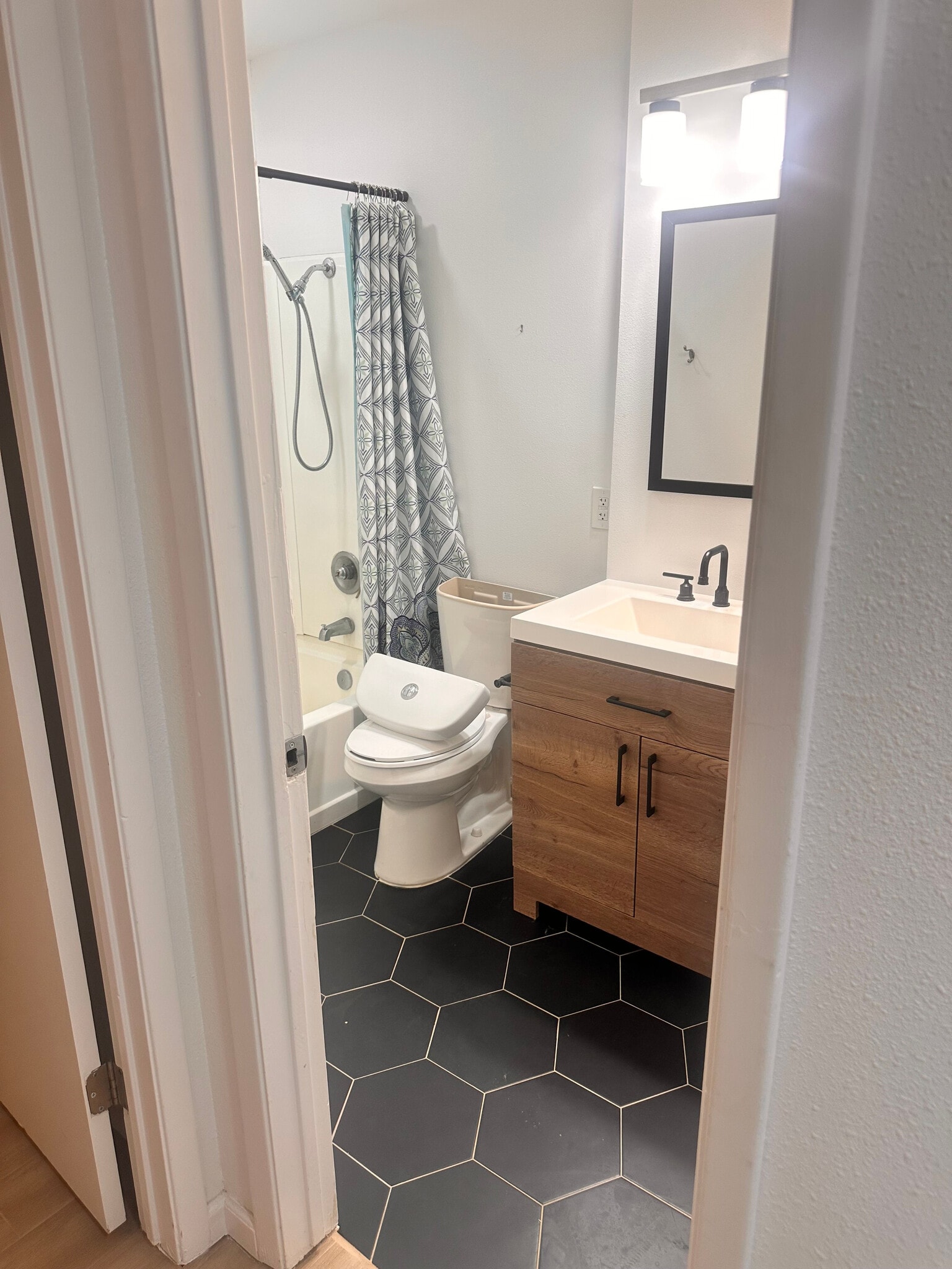 Building Photo - Room in House on Southwest Dr