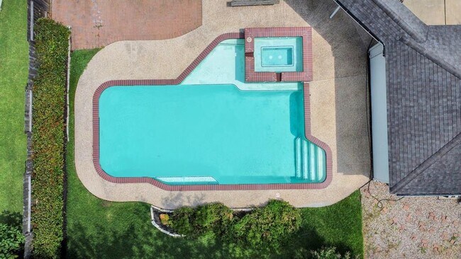 Building Photo - 4611 Bermuda Dr