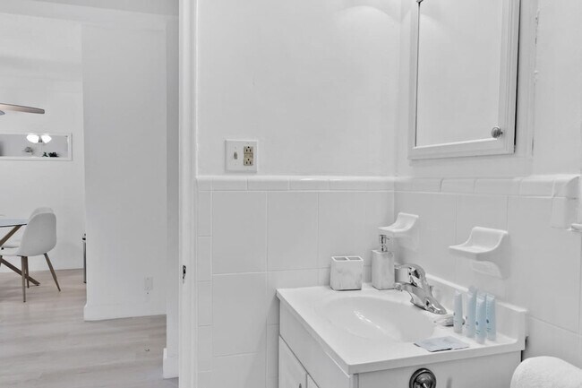 Building Photo - 321 Wilson St