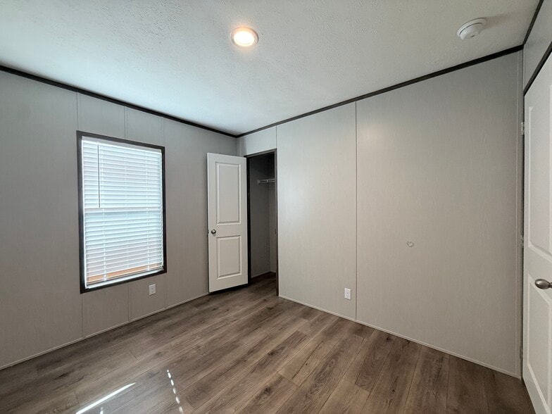 Building Photo - 127 Paramount Dr