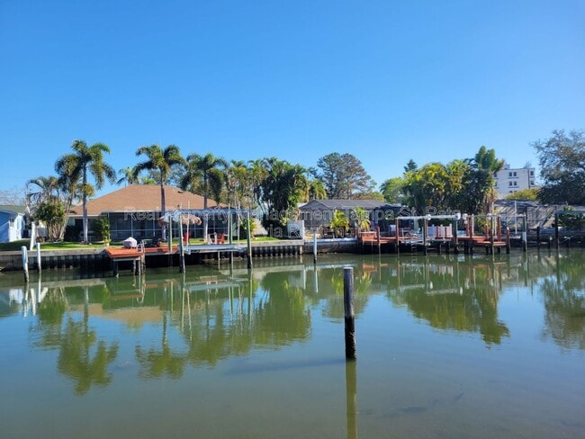 Building Photo - 1985 Cove Dr