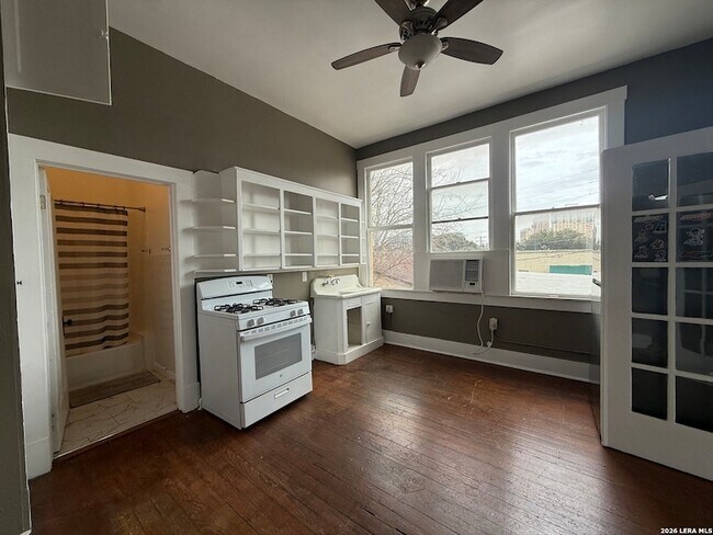 Building Photo - 919 S Alamo St