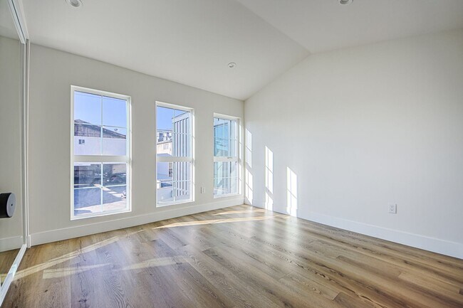 Building Photo - Luxury Living with Massive Private Yard in Downtown Burbank!