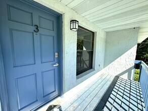 Building Photo - Renovated 2 Bedroom / 1 Bathroom Apartment