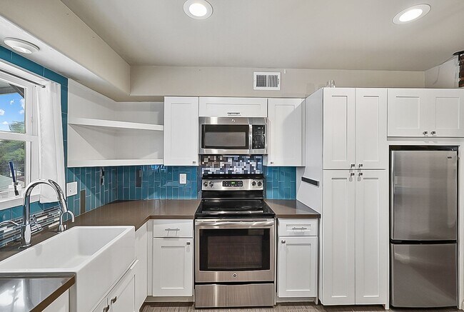 Building Photo - 102 Ruelle