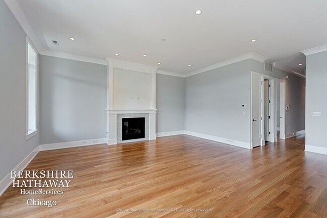 Building Photo - 1235 N Greenview Ave
