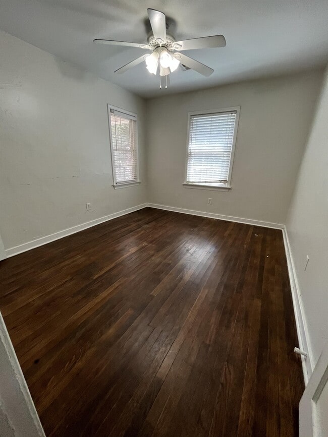 Building Photo - 423 E 6th St