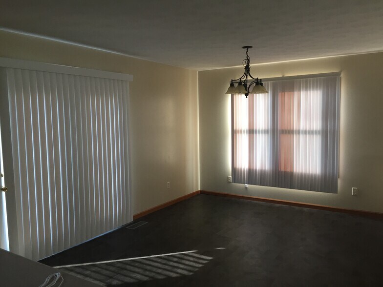Building Photo - 579 Foxcross Dr