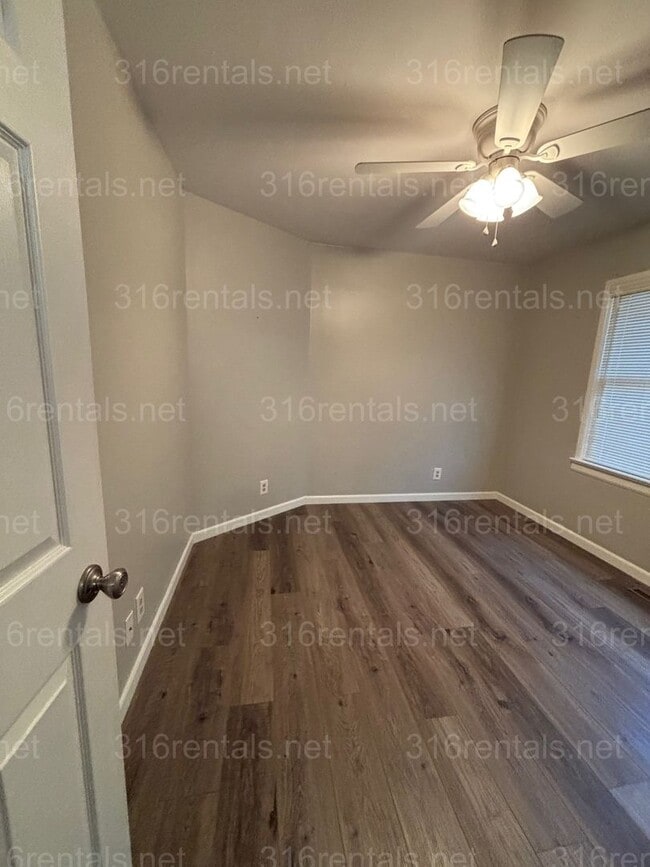 Building Photo - 3 bed 1 1/2 bath house available Now!!