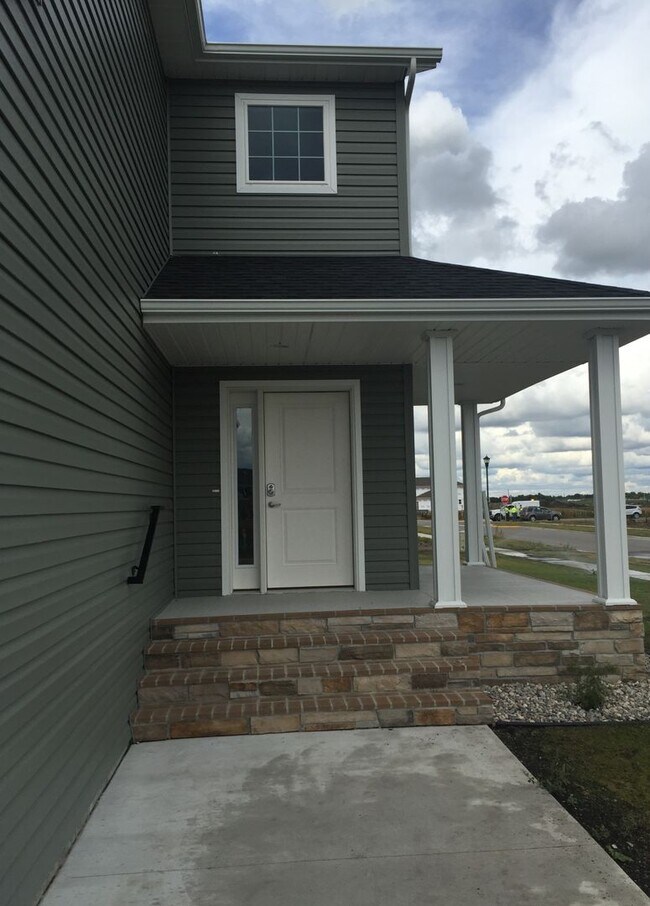 Building Photo - 5 Bedroom Home