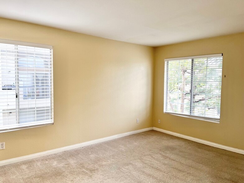 Bedroom - 5540 Owensmouth Ave