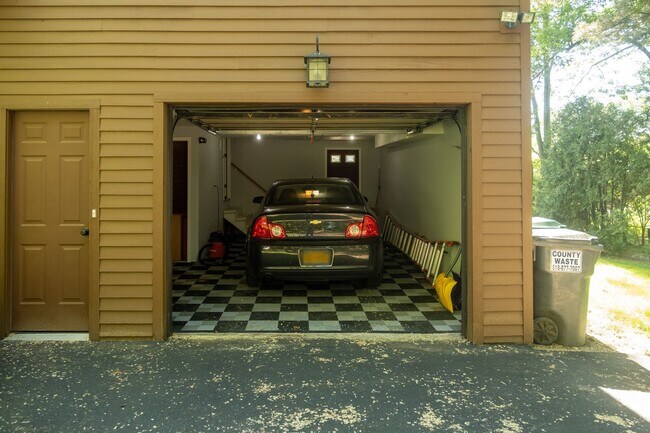 Building Photo - Avon Crest Niskayuna