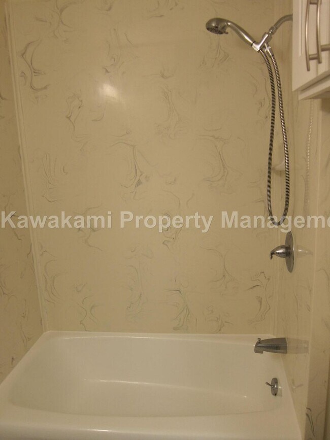 Building Photo - Conveniently Located, Renovated Condo w/Pa...