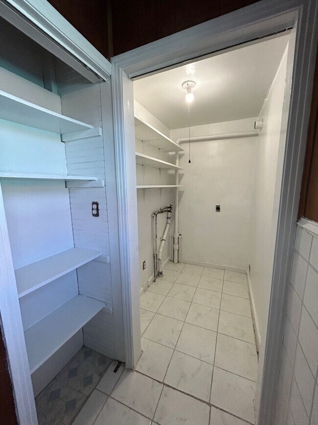 Building Photo - $500 OFF FIRST MONTH'S RENT IF MOVED IN BY...