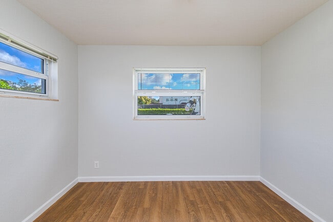 Building Photo - 101 SW 2nd Ave