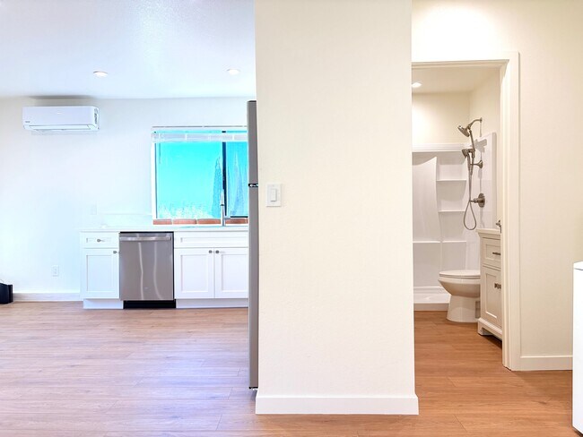 Building Photo - 1527 Calavo Rd
