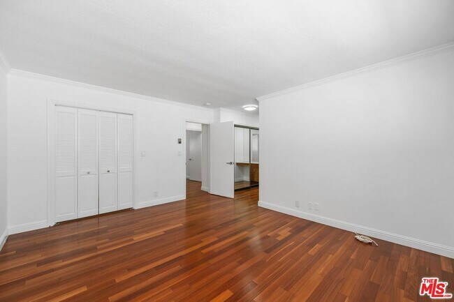 Building Photo - 404 San Vicente Blvd