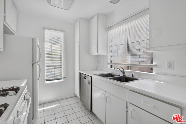 Building Photo - 2554 Olive Dr