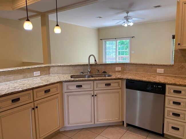 Building Photo - BEAUTIFUL 3 BED/2.5 BATH TOWNHOUSE!!