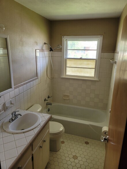 Bath - 1127 Aebersold Dr