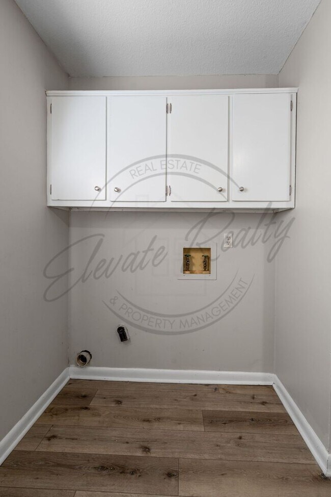 Building Photo - On Special: Two Bedroom Duplex in Hermitage!