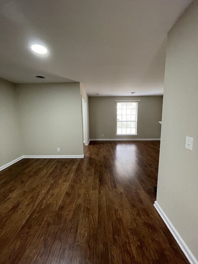 Building Photo - "Charming 3-Bed Townhouse with Cozy Fireplace in Prime Nashville Location – 1600 Sq Ft of Comfort!"