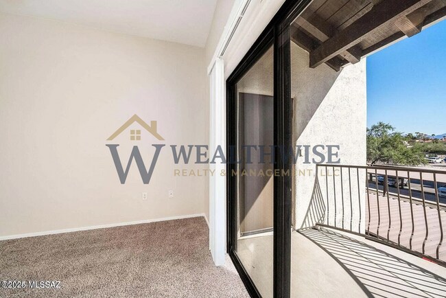 Building Photo - 2010 E River Rd