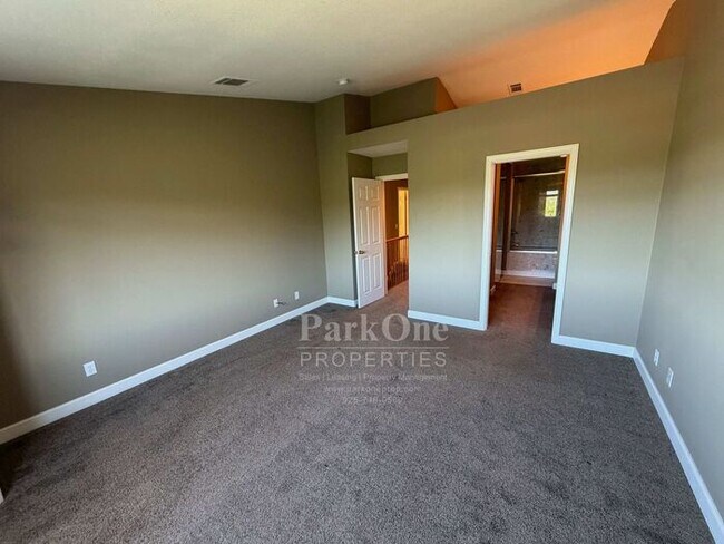 Building Photo - Updated Townhouse in Clayton Available for Lease now!