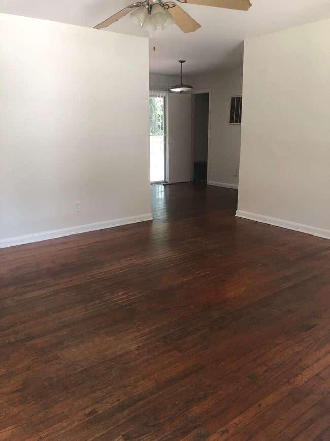 Building Photo - 3/2.5 House with large yard walking distance to campus, shopping and restaurants!